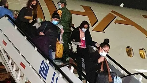 Los repatriados desde Emiratos Árabes bajan del avión en Ciudad de México. (EL CORREO)