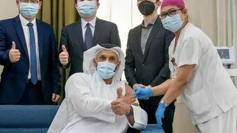 El jeque Abdullah bin Mohammed, tras someterse a la prueba de la vacuna para contrarrestar el virus Covid 19. (Twitter)
