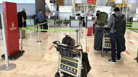 Pasajeros ante los mostradores de Emirates Airline en el Aeropuerto de Barajas en Madrid. (EL CORREO)