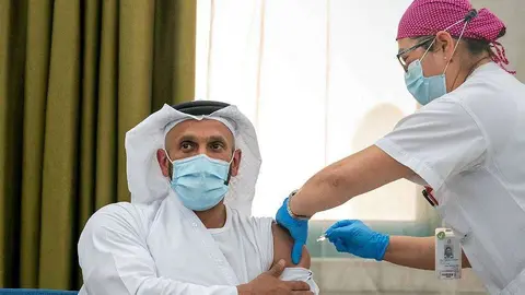 El presidente del Departamento de Salud de Abu Dhabi, el jeque Abdullah bin Mohammed, en el momento de recibir la vacuna contra el Covid-19 que desarrolla Emiratos Árabes. (@yaseralneyadi)