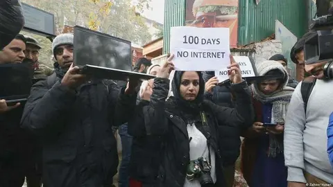 Residentes protestan en Irán por los cortes de Internet. (Zahoor Hasan)