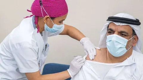 Voluntario recibe una dosis de la vacuna contra Covid 19 que desarrolla Emiratos Árabes. (@yaseralneyadi)