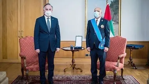El ministro de Relaciones Exteriores de Chile, Teodoro Ribera -izquierda-, junto al embajador de Emiratos Árabes, Abdelrazaq Mohamed Hadi Ali Alawadhi, durante la ceremonia. (minrel.gob.cl)