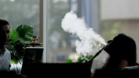 Disfrutar de una shisha en bares y caf&eacute;s es una de las pasiones de los residentes en Emiratos &Aacute;rabes. (Fuente externa)