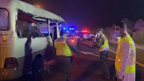 Estado en el que quedó el autobús tras sufrir el accidente. (@DubaiPoliceHQ)