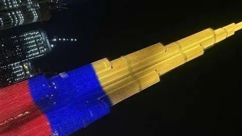 El Burj Khalifa en Dubai, iluminado con los colores de Colombia en la noche del 20 de julio de 2020. (EL CORREO)
