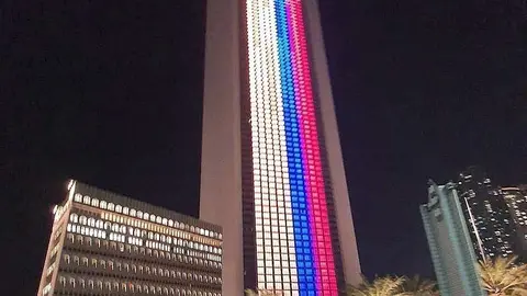 El edificio de ADNOC en Abu Dhabi, iluminado con los colores de la bandera de Colombia. (EL CORREO)