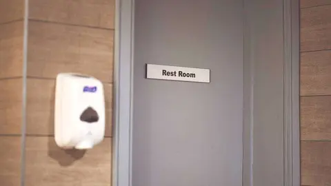 Emma Kaiser lo intentó todo, pero no pudo abrir la puerta del baño. (pxhere.com)