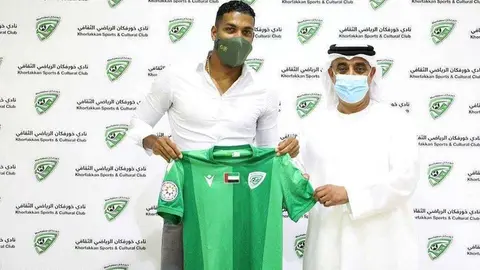 Orlando Berrío muestra la camiseta del Khor Fakkan junto a un directivo del club. (@oberrio28)