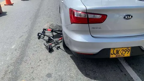 La bicicleta quedó destrozada debajo del coche tras el atropello. (Twitter)