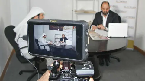 Arturo Manso, presidente de EL CORREO DEL GOLFO, contesta a las preguntas del periodista de Dubai TV Ibrahim Ustadi. (EL CORREO)