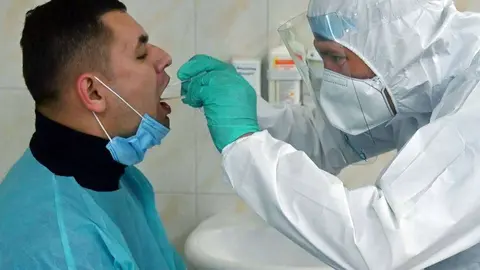 Un test de Covid 19 en EAU. (WAM)