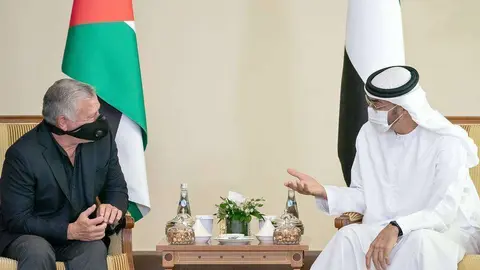 El jeque Mohamed -derecha- y el Rey de Jordania, durante su encuentro en Abu Dhabi. (EL CORREO)