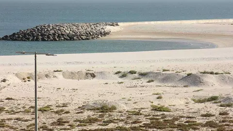Playa en la mañana del jueves en Al Marjan Island en Ras Al Khaimah. (EL CORREO)