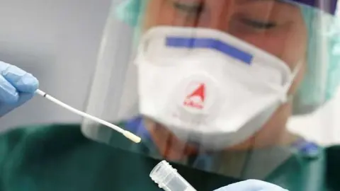 Prueba del coronavirus. (RTVE)