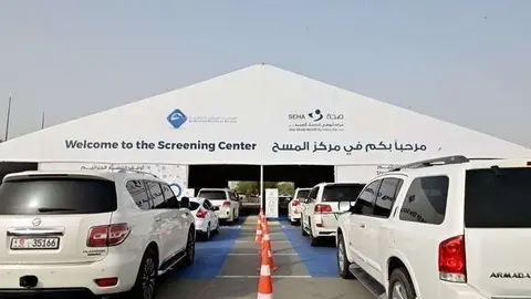 En la imagen de AFP, vehículos guardan turno para la prueba del Covid.19 en la Ciudad Zayed en Abu Dhabi.