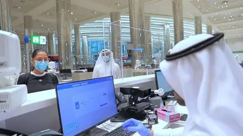 Personal de Inmigración en el aeropuerto de Dubai. (WAM)