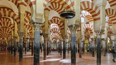 Un mar de columnas y arcos guardan la sala de rezo en la Mezquita de Córdoba, que llegó a ser el segundo templo musulmán más grande del mundo. (pxhere.com)