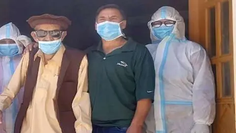 Aziz Abdul Alim -izquierda- en la puerta del centro sanitario pakistaní donde ha recibido tratamiento. (Twitter)