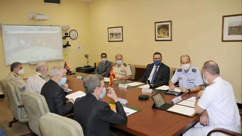 Reunión virtual de las representaciones de España y Emiratos Árabes -en la pantalla- para el acuerdo en materia de defensa. (Cedida)