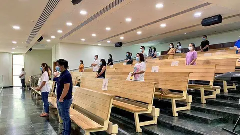 Misa en la catedral de San José en Abu Dhabi tras reapertura con protocolos por el coronavirus. (EL CORREO)