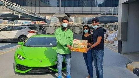 El deportivo y el empresario junto a unos clientes. (Fuente externa)