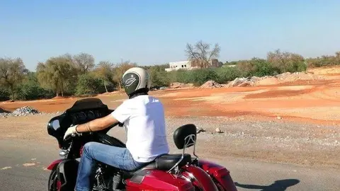 A modo ilustrativo, un motorista en una carretera de Emiratos Árabe. (EL CORREO)