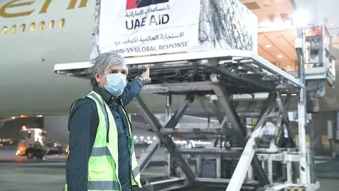 El embajador de Colombia en Emiratos Árabes, Jaime Amín, durante el proceso de carga de la ayuda médica en el aeropuerto de Abu Dhabi. (WAM)