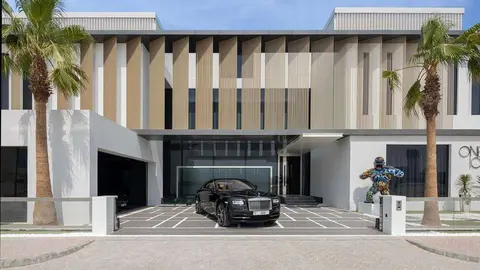 La villa One100 en La Palmera de Dubai viene con dos coches de lujo.