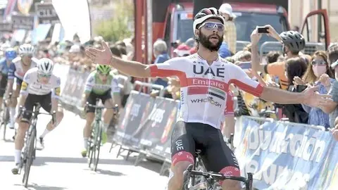 Fernando Gaviria, en el momento de cruzar la meta en primer lugar. (Ricardo Ordóñez / vueltaaburgos.com)