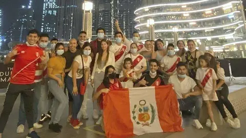 Peruanos celebran ante el Burj Khalifa en Dubai sus fiestas patrias 2020. (EL CORREO)