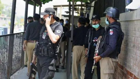Policía paquistaníes custodian un tribunal. (AP)