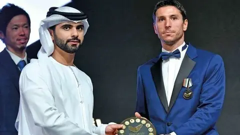 Sebastian Tagliabue recibe un premio en Madinat Jumeirah.