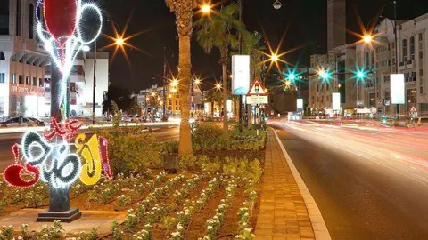 Calle de Al Ain engalanada con motivo de las celebraciones del Eid al Adha. (WAM)