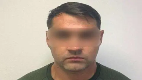 La Policía de Dubai difundió esta imagen del líder de la banda detenido.