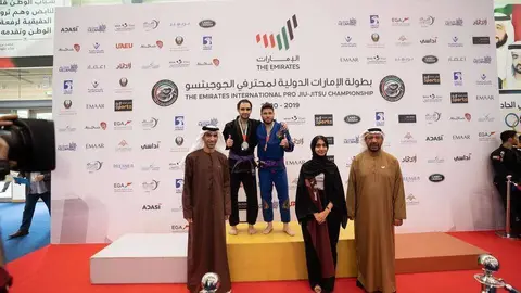 El ministro de Cambio Climático de Emiratos Árabes -primero por la izquierda- tras entregar la medalla de oro a Willy Fernández. (Facebook)