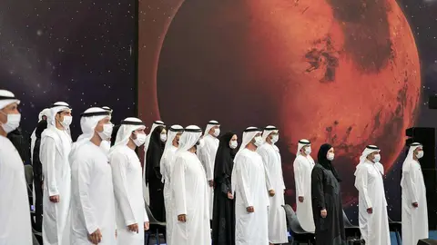 Los líderes de Emiratos Árabes, durante la celebración del acto central del Eid Al Adha en Abu Dhabi. (WAM)