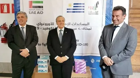 De izquierda a derecha, Francisco Bustillo, nuevo ministro de Relaciones Exteriores del Uruguay; Nelson Chabén, asesor en materia de Medio Oriente de la Cancillería; y Daniel Salinas, ministro de Salud Pública, ante el material. (EL CORREO)