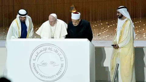 El Papa y el Gran Imán firman el documento de la 'Fraternidad Humana' en presencia del vicepresidente de Emiratos Árabes y del príncipe heredero de Abu Dhabi. (Ministerio de Asuntos Presidenciales)