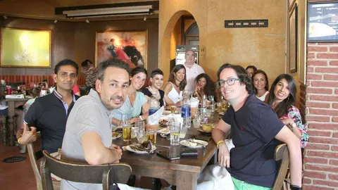 Mariano Andrés -de pie al fondo-, junto a un grupo de españoles que acudió al Seville's para disfrutar de una gran comida en el Eid Al Adha. (EL CORREO)