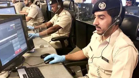 Policía atiende llamada de emergencia en la Sala Central de Operaciones de la Policía de Abu Dhabi. (WAM)