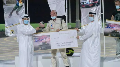 El español Nacho Guerina recibe los premios como vencedor del Al-Fursan Endurance Championship en Abu Dhabi. (WAM)