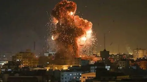Imagen de la explosión en Gaza de una de las bombas lanzadas por Israel. (@embpalestina)