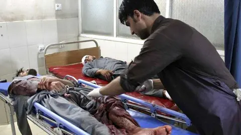 Dos heridos son atendidos tras el nuevo ataque de Daesh en Afganistán. (Twitter)