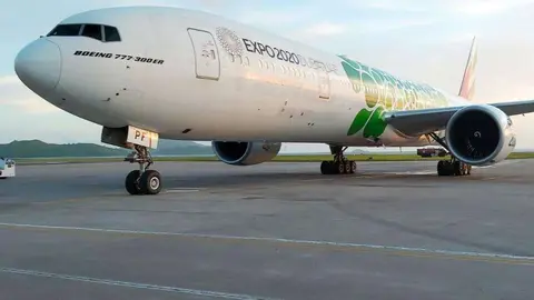 Avión de Emirates tras aterrizar en el aeropuerto de Victoria. (@emirates)