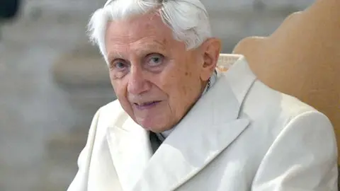 En la imagen de AFP, el Papa emérito Benedicto XVI.