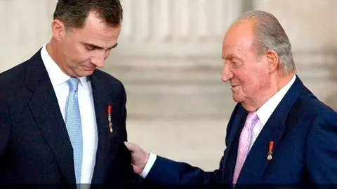Felipe VI -izquierda- conversa con su padre, el rey emérito de España. (TVE)