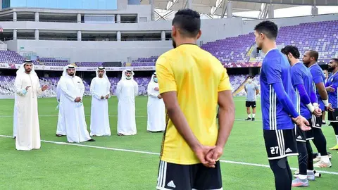 La Selección de Emiratos atiende a las palabras del presidente de la Federación de Fútbol durante su concentración en Al Aín. (WAM)