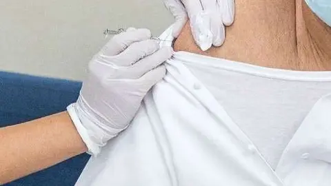 Voluntario recibe una dosis de la vacuna contra Covid 19 que desarrolla en Emiratos Árabes. (@yaseralneyadi)