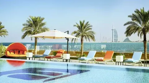 Piscina del hotel Aloft The Palm.